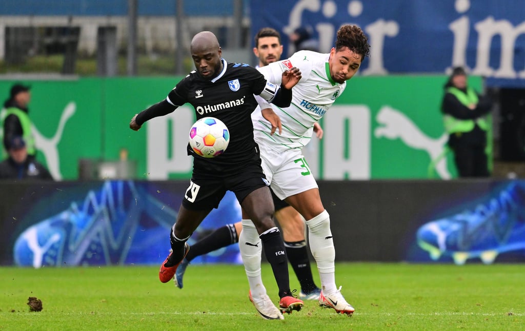 Der FCM um Kapitän Amara Condé (am Ball, hier im Duell mit Fürths Armindo Sieb) hat jetzt 20 Punkte auf dem Konto.