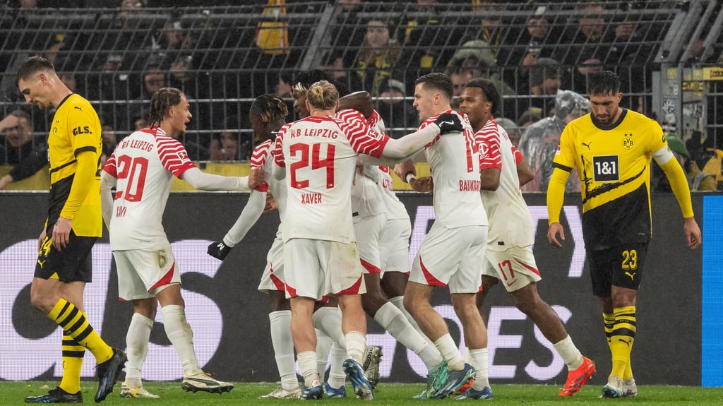 RB-Jubeltraube nach dem 1:0 durch Eigentor Bensebaini