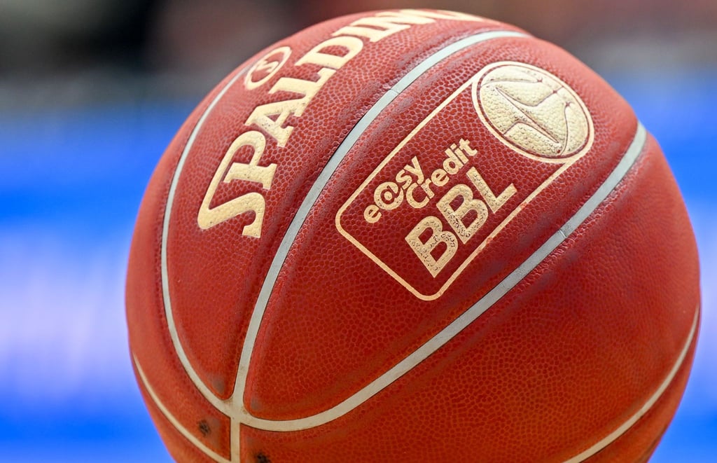 Ein Spielball der „easyCredit Basketball Bundesliga“ liegt auf dem Parkett.