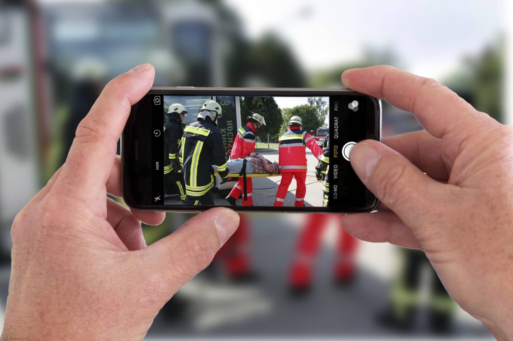 In Salzgitter wurde eine Frau dabei erwischt, wie sie Videoaufnahmen einer Reanimation veröffentlichen wollte.