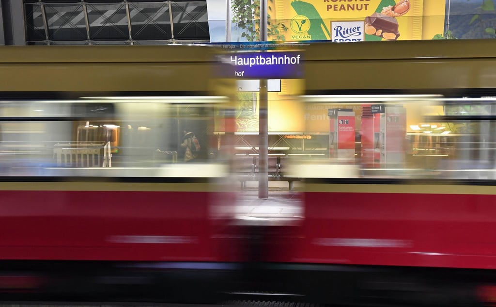 Blick auf eine einfahrende S-Bahn im Hauptbahnhof Berlin.