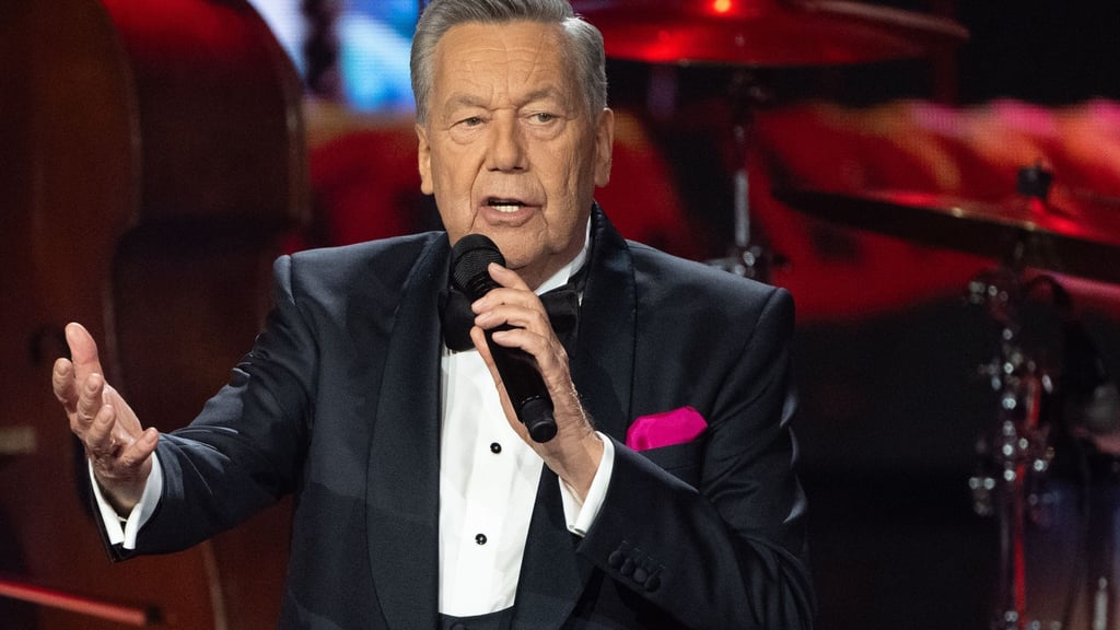 Roland Kaiser singt während der TV-Spendengala "Ein Herz für Kinder".