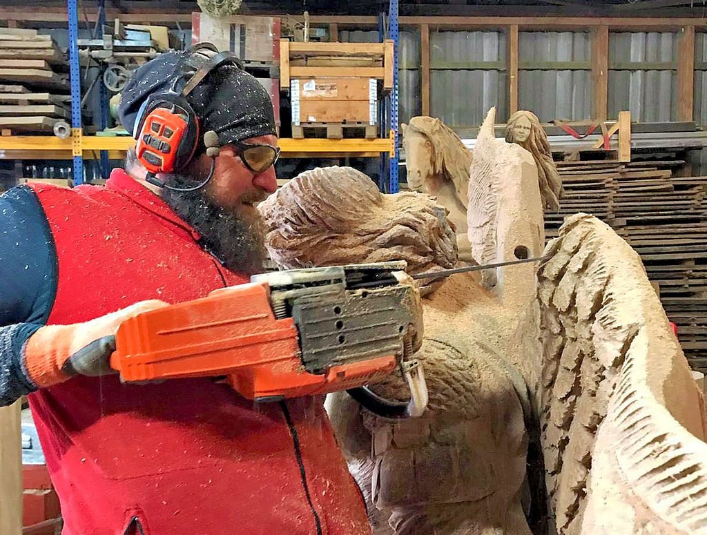 Kettensägenschnitzer Sebastian Seiffert bei der Arbeit am Erzengel Gabriel