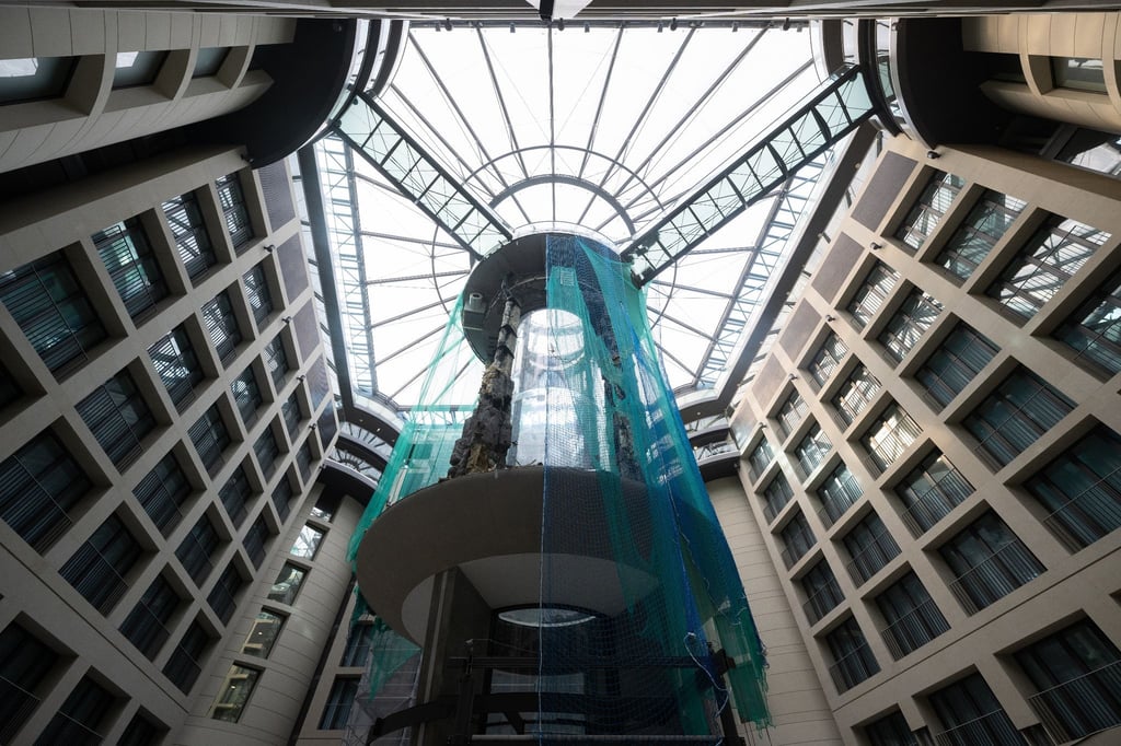 Ein Blick auf das zerstörte Aquarium Aquadom in der Hotellobby im Oktober 2023.