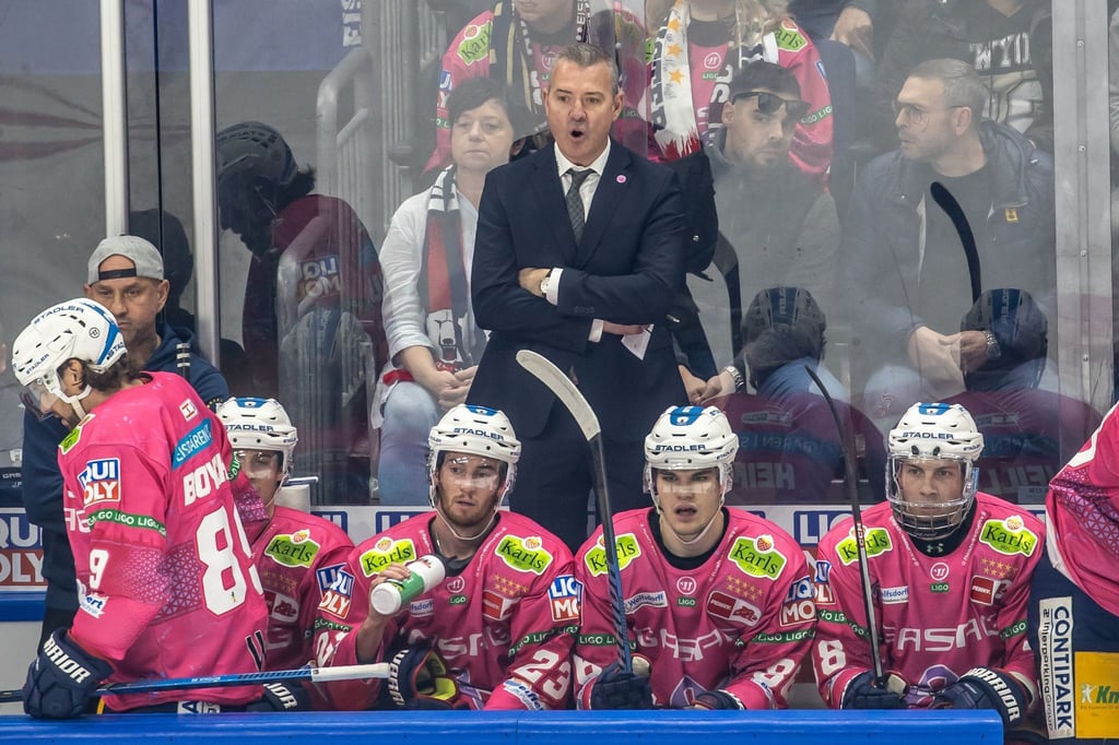 Cheftrainer Serge Aubin (M) von den Eisbären Berlin gibt seinen Spielern Anweisungen.