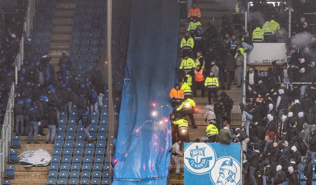 Ordner versuchen die Fans beider Vereine wieder in die Blöcke zurück zu drängen.