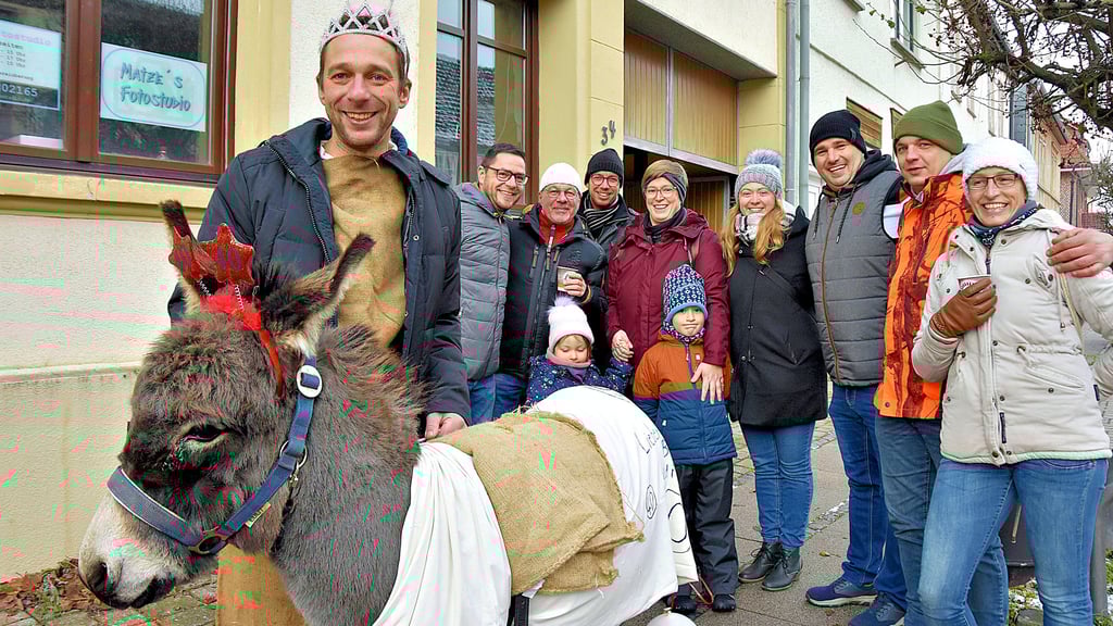 Esel Olaf ist der Star auf dem Weihnachtsmarkt. Der Vierbeiner begleitet Alexander Zörner zu einer Mission. Es ist in Calvörde Tradition, dass unverheiratete Männer sich auf dem Marktplatz beweisen müssen. Weil Zörner mit 40 Jahren ein glücklicher Junggeselle ist, hat er auch Spaß bei den Herausforderungen.