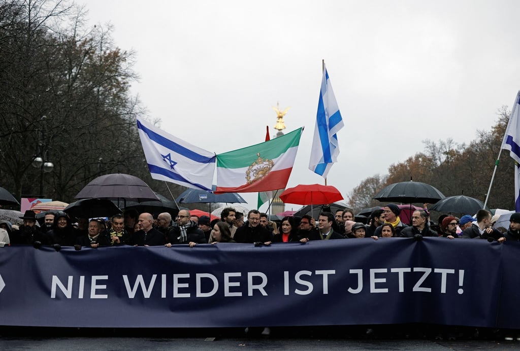 Teilnehmer einer Demonstration protestieren unter dem Motto „Deutschland steht auf - Nie wieder ist jetzt!“ gegen Antisemitismus.