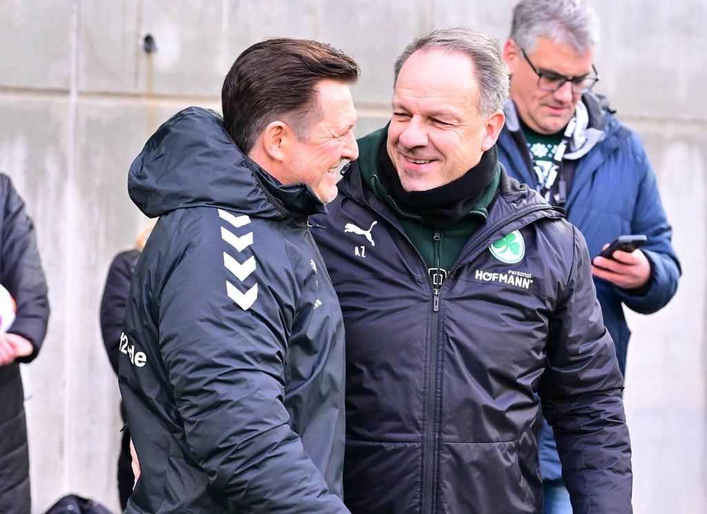 Christian Titz (links) und Alexander Zorniger unterhielten sich vor der Partie mit einem Lächeln.