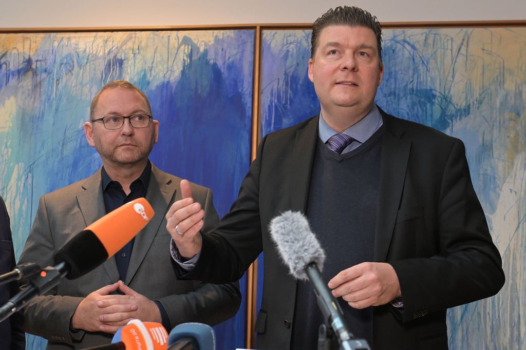 Verdi-Chef Frank Wernicke (l) und der Verhandlungsführer der Länder, Hamburgs Finanzsenator Andreas Dressel, in Potsdam.