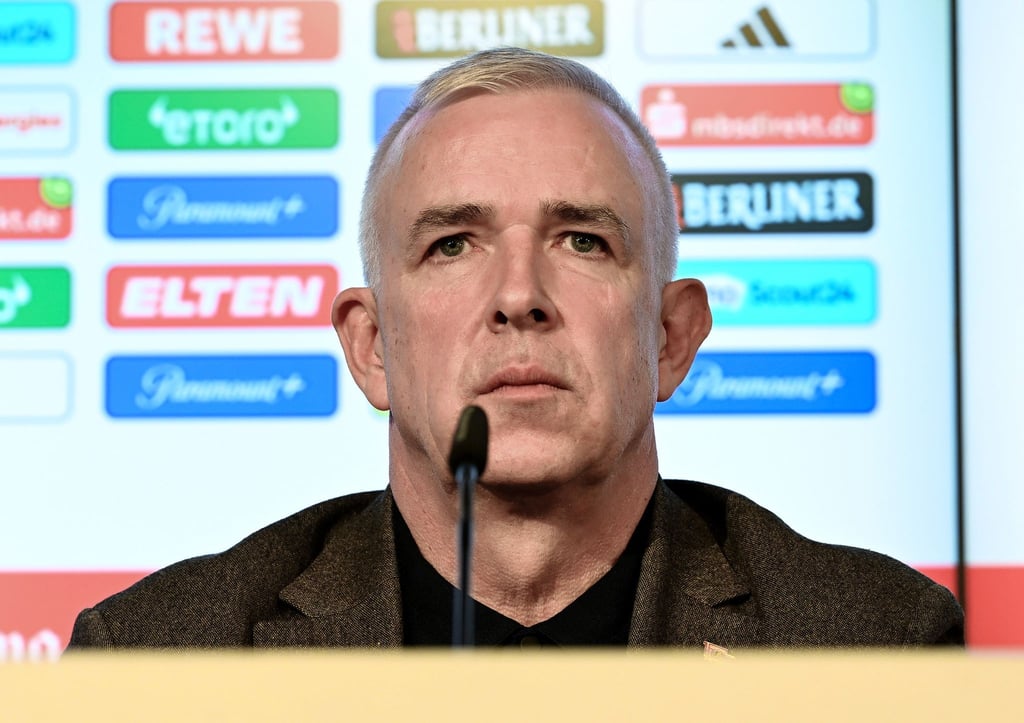 Dirk Zingler, Präsident des 1 FC Union Berlin, nimmt an der Pressekonferenz zur Vorstellung des neuen Trainers teil.