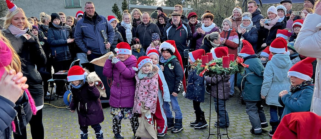 „Guten Tag, ich bin der Nikolaus" sangen die Kinder aus der Klietzer Tagesstätte auf dem Markt zur Begrüßung.
