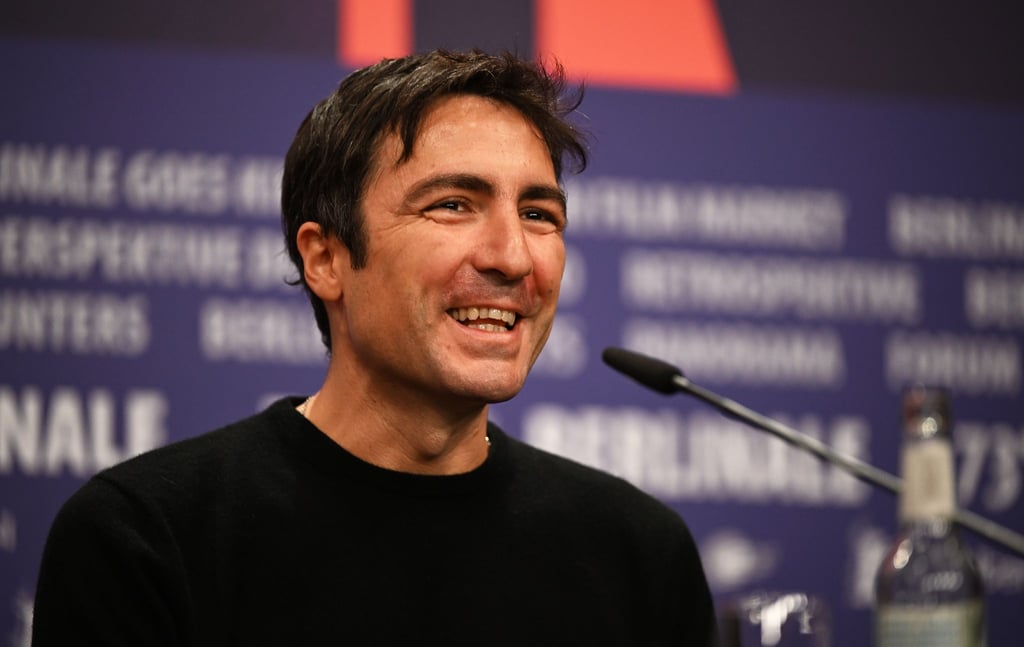 Der Regisseur Ilker Çatak spricht bei der Pressekonferenz zum Film „Das Lehrerzimmer“ auf der Berlinale.