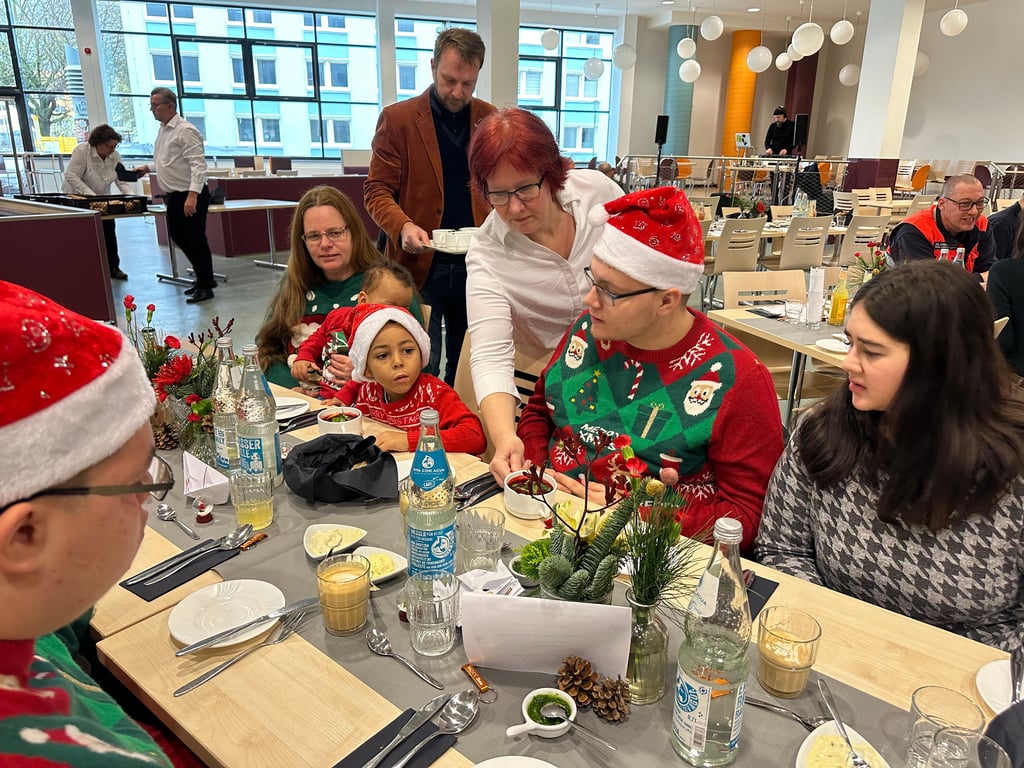 Familie Sprung genoss beim Charity Event „Kaiserspeise“ in der Uni-Mensa in Magdeburg das Essen.