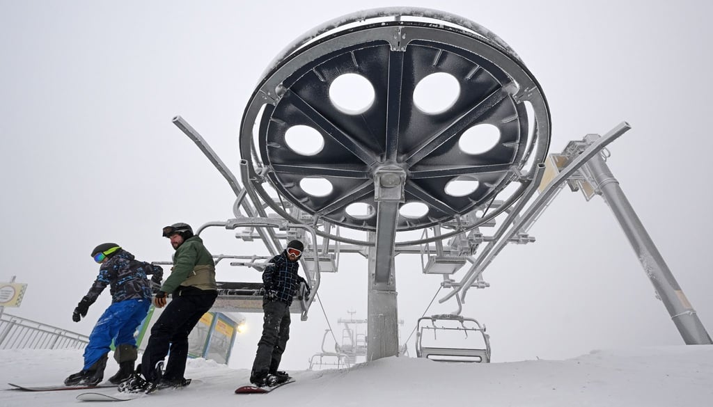 Snowboarder kommen vom Skilift im „Lotto Thüringen Snowpark Oberhof“.