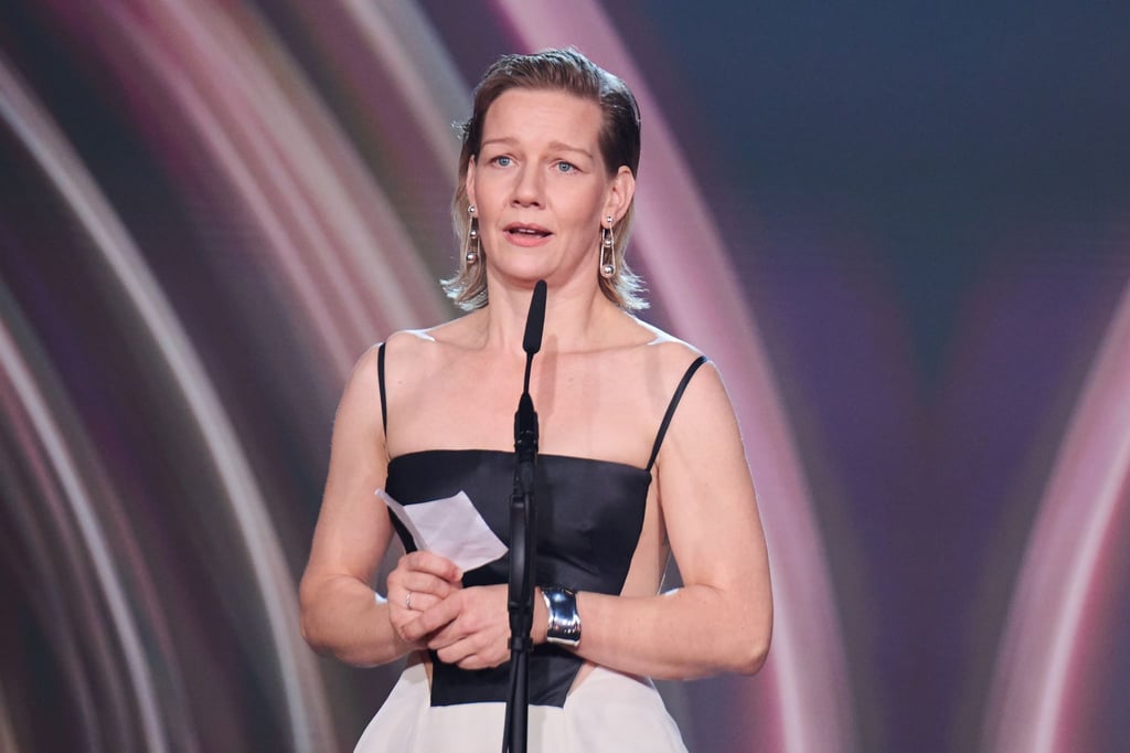 Sandra Hüller, Schauspielerin, erhält ihre Auszeichnung in der Kategorie „European Actress“ für den Film „Anatomie eines Falls“ bei der Verleihung des Europäischen Filmpreises.