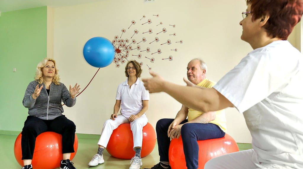 Oberärztin Martina Ziegler-Eschweiler (Mitte) bei der Schmerztherapie mit Patienten in der Bördeklinik Neindorf.