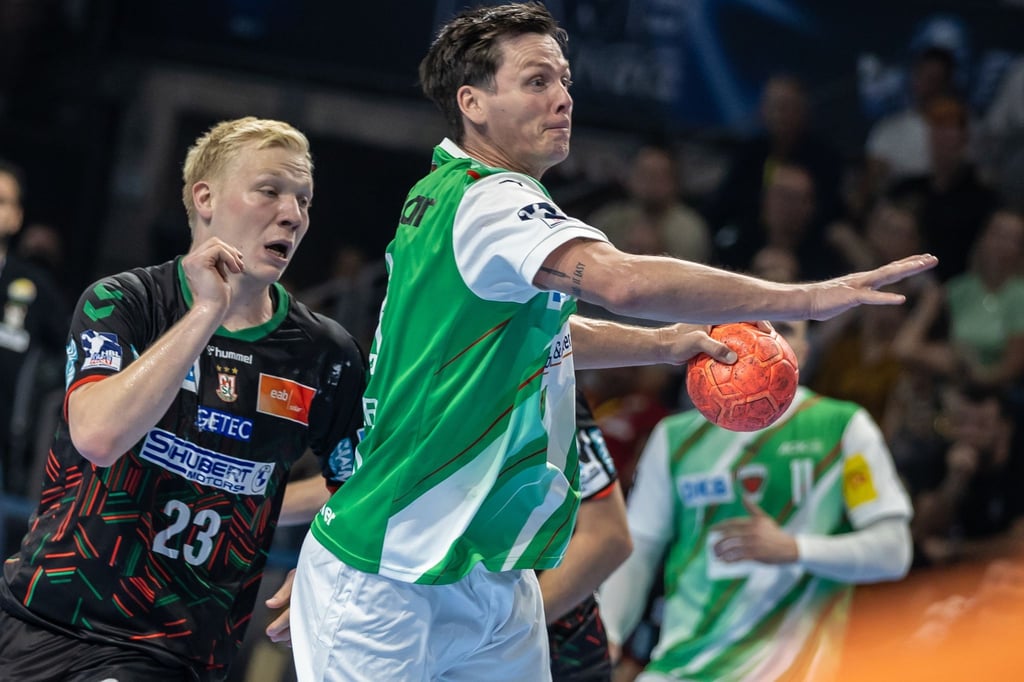 Berlins Hans Lindberg (r) wirft den Ball auf das Tor vor Magnus Saugstrup von SC Magdeburg.