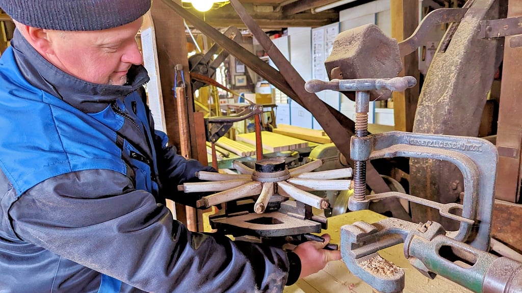 Ein aussterbender Beruf: Stellmacher. Ronny Zimmermann will die Kunst der Herstellung von Holzwagenrädern bewahren.