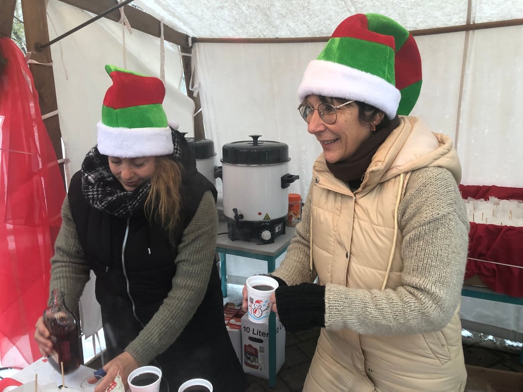 Katja Christoph (li.) und Susan Rösinger schenken Glühwein und Kinderpunsch aus.