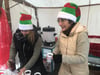 Katja Christoph (li.) und Susan Rösinger schenken Glühwein und Kinderpunsch aus.