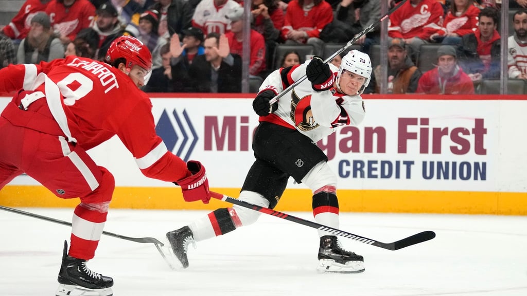 Tim Stützle (r) siegte mit den Ottawa Senators gegen die Detroit Red Wings.