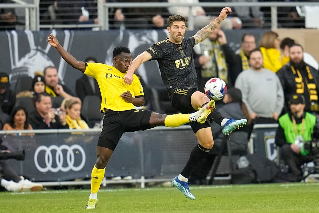 Yaw Yeboah (l) von Columbus Crew und Ryan Hollingshead vom Los Angeles FC kämpfen um den Ball.