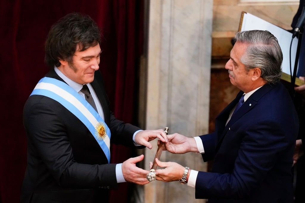 Javier Milei (l) erhält den Präsidentenstock von seinem Amtsvorgänger Alberto Fernandez.