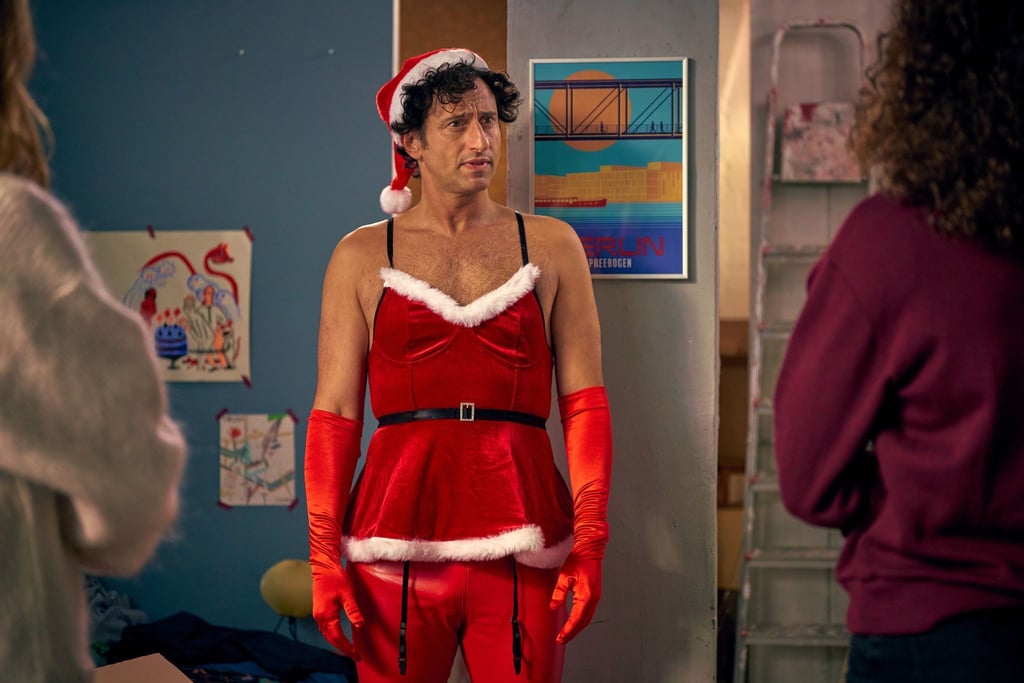 Lasse (Serkan Kaya) hat sich von seiner Tochter Toni ein Weihnachtskostüm bestellen lassen.