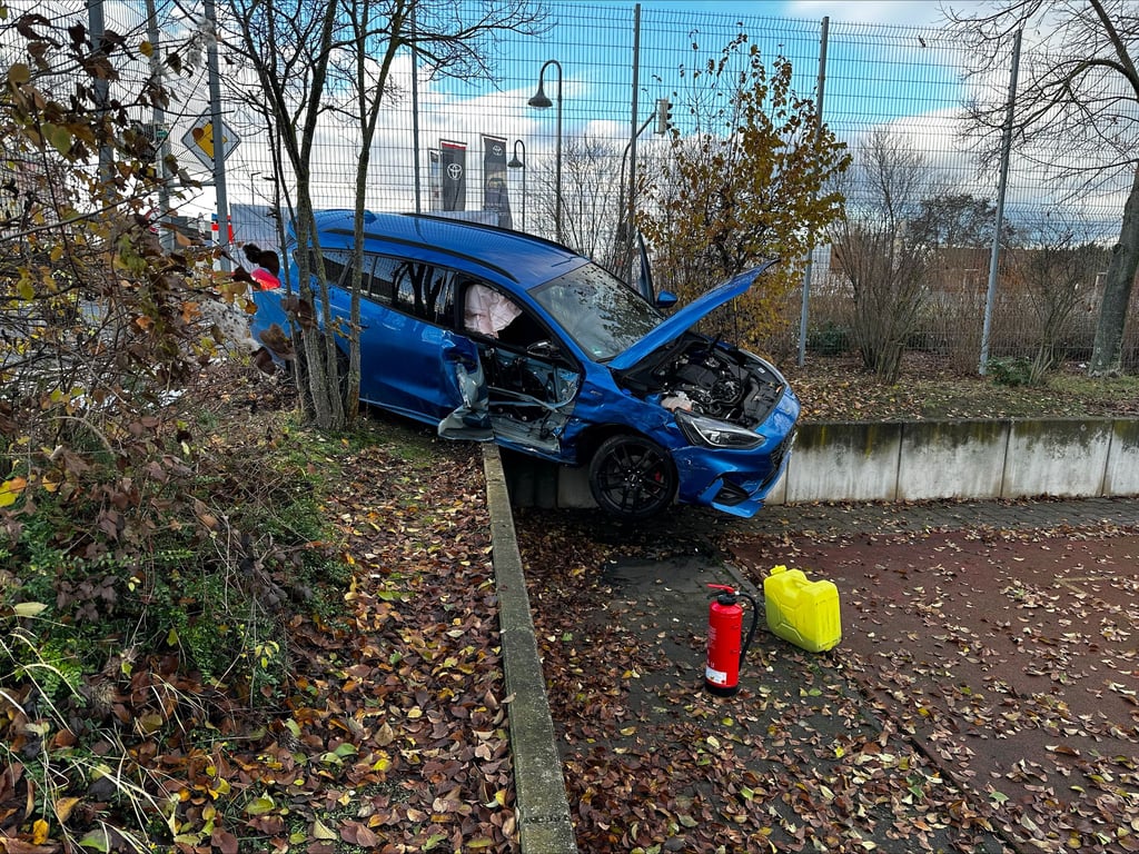 Der beschädigte Ford wurde von der Straße in Richtung des Schulgeländes geschleudert.