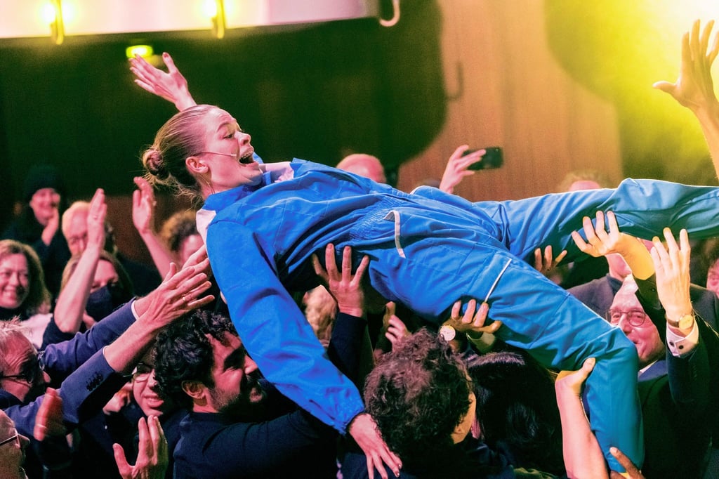 Die Schauspielerin Pauline Rénevier wird im Thalia Theater auf Händen getragen.