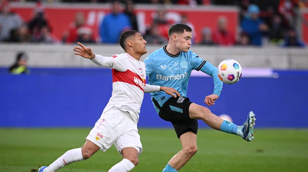 Leverkusen-Star Florian Wirtz (r.) im Duell mit Enzo Millot.