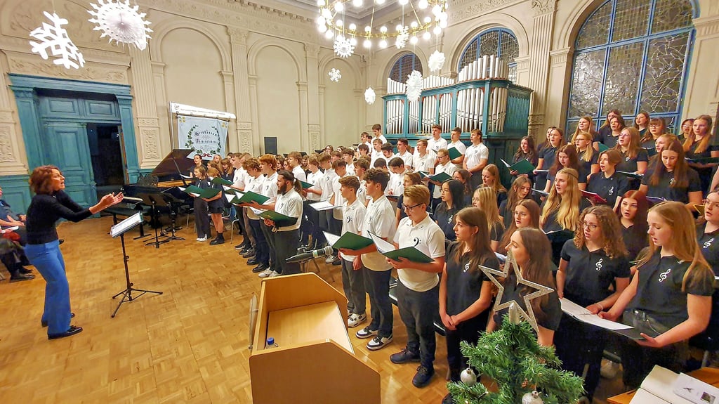 Der Stephaneerchor unter Leitung von Grit Geschke und die Bigband umrahmten den Festakt in der Aula.