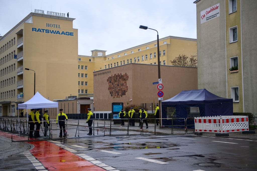 Polizisten sichern das Gelände um die Neue Synagoge in Magdeburg.