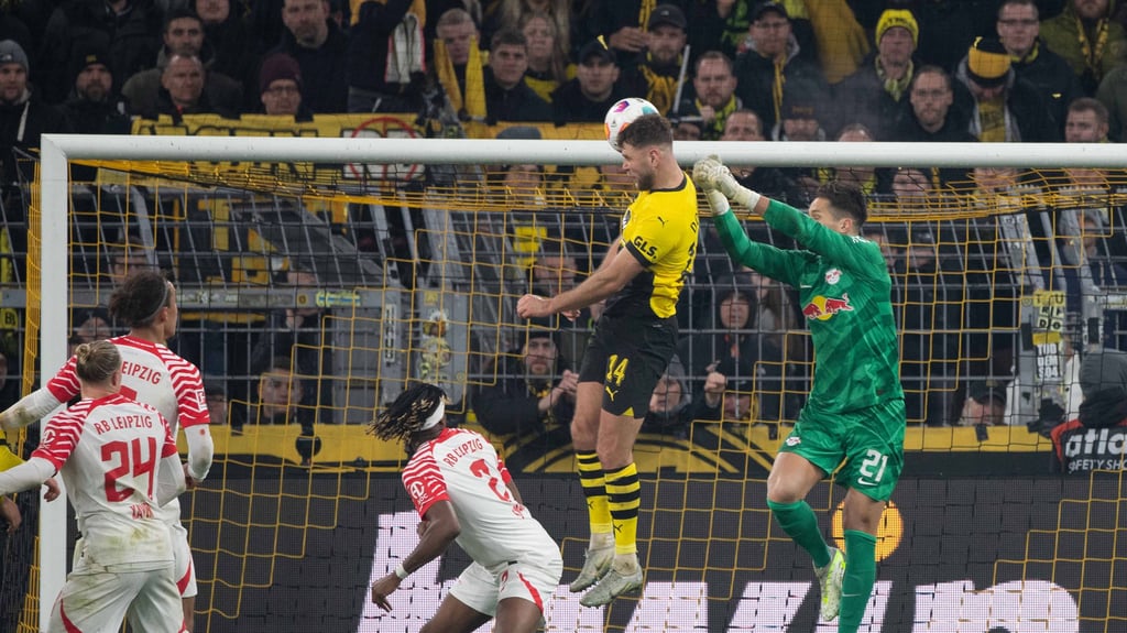 Vor dem 2:3 durch Niclas Füllkrug faustet RB-Keeper Jani Blaswich am Eckeball vorbei