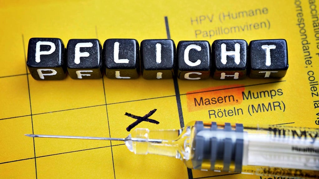 Vor Aufnahme in eine Kinderbetreuungseinrichtung muss eine Masernimpfung der Kinder nachgewiesen werden. Alternativ kann beispielsweise auch eine Masernimmunität als Nachweis gelten.