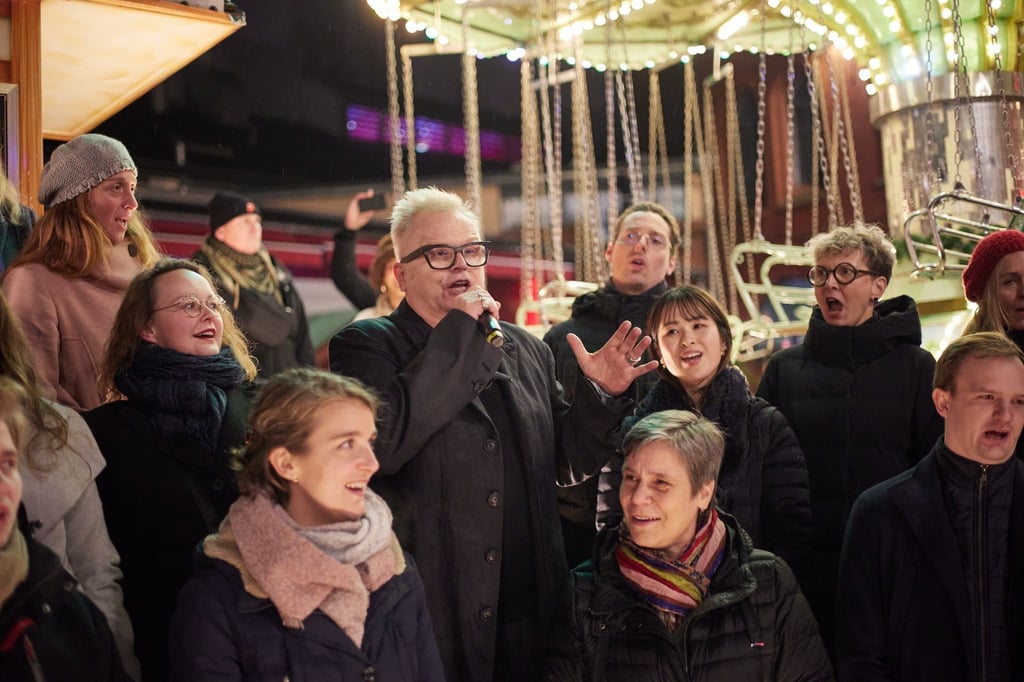 Herbert Grönemeyer singt mit dem Rundfunkchor sein neues Lied „Kaltes Berlin“ auf dem Lucia Weihnachtsmarkt.