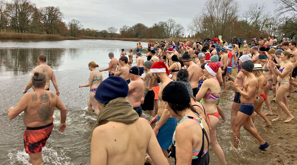 Der Andrang war groß, 246 Mutige wagten sich am Wochenende in den Kühnauer See zum Eisbaden für den guten Zweck.