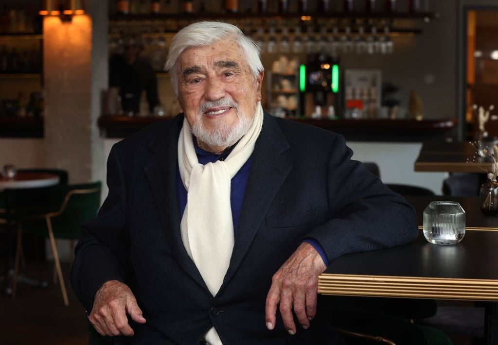 Der Schauspieler Mario Adorf im Café des Arri-Kinos in München, das die technisch überarbeitete 4K-Fassung von „Winnetou I“ gezeigt hat.