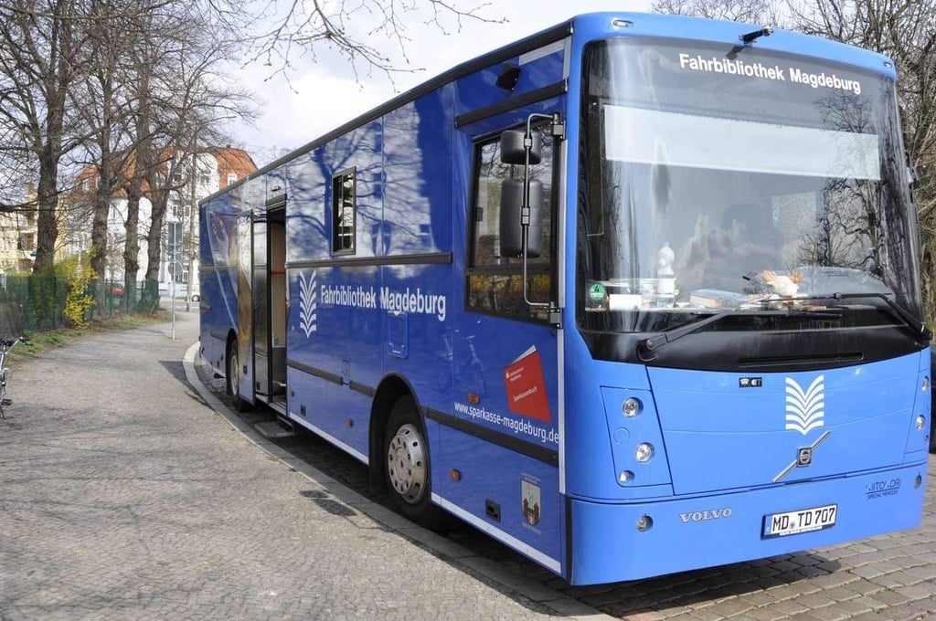 Die Fahrbibliothek Magdeburg fährt als blauer Bücherbus durch die Stadt. Nun gibt es eine Idee, ähnlich mit einer mobilen Kulturbühne zu verfahren.