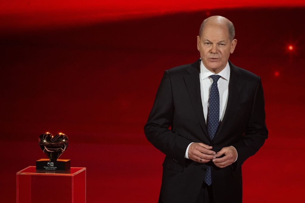 Bundeskanzler Olaf Scholz (SPD) spricht während der TV-Spendengala "Ein Herz für Kinder".