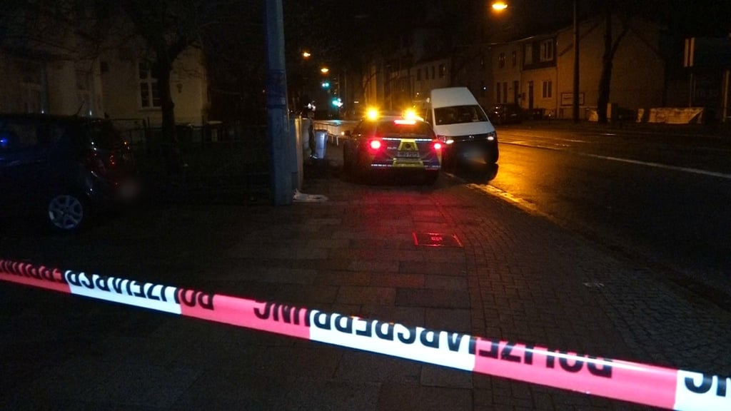 Der Tatort in Bremen ist mit Flatterband der Polizei abgesperrt.
