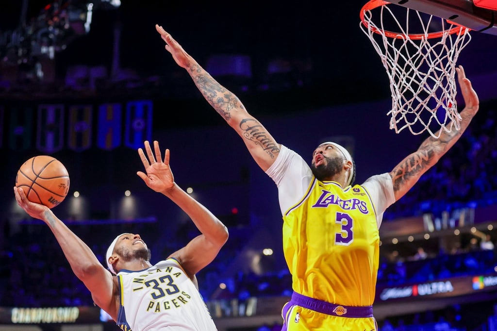 Anthony Davis (r) von den Los Angeles Lakers war mit 41 Punkten der überragende Spieler der Partie.