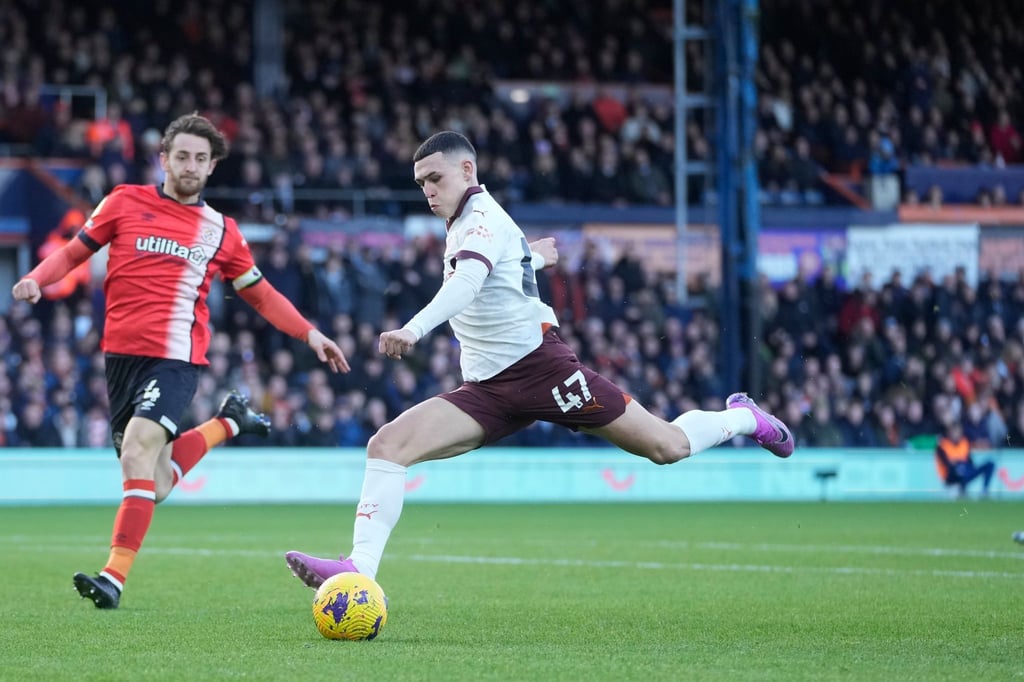 Man-City-Profi Phil Foden (r) beim Torabschluss.
