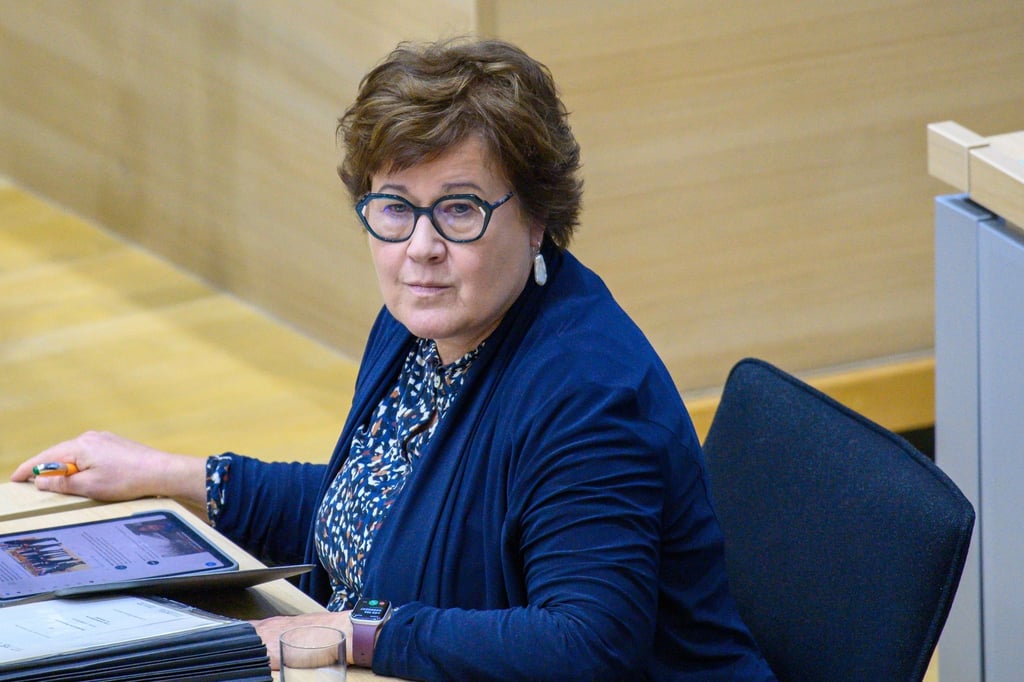 Petra Grimm-Benne (SPD), Ministerin für Arbeit, Soziales, Gesundheit, sitzt während der Landtagssitzung an der Regierungsbank.