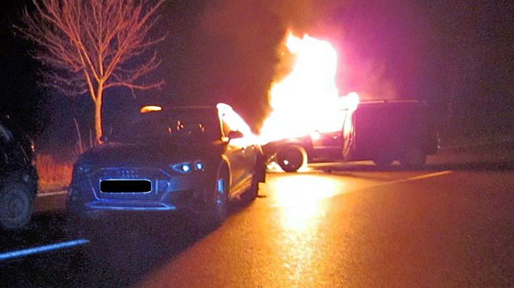 Bei einem Unfall auf der B189 bei Groß Schwechten hat ein Auto Feuer gefangen.