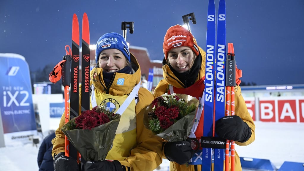 Franziska Preuß (l) und Vanessa Vogt aus Deutschland lächeln nach dem Rennen.