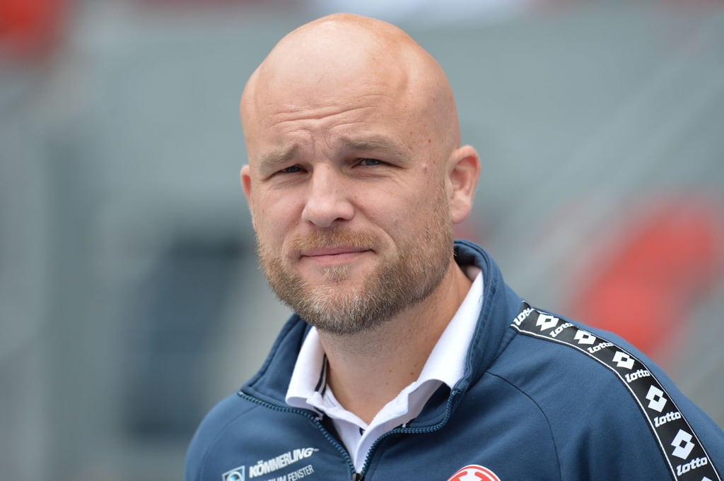 Rouven Schröder blickt in die Kamera.