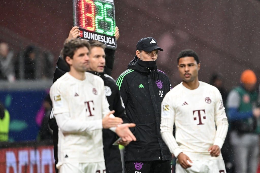 Bayerns Serge Gnabry (r) hat sich erneut verletzt.
