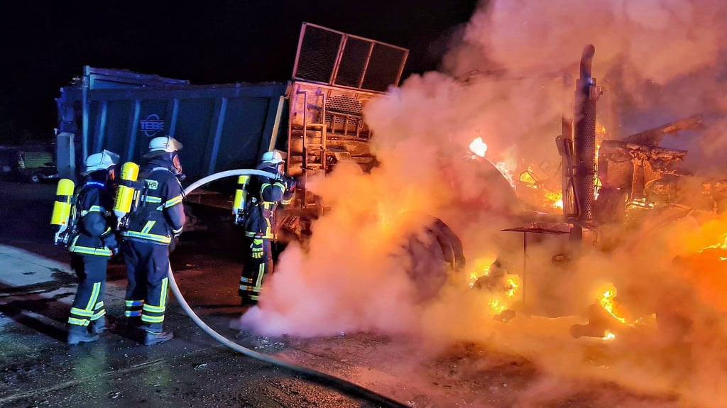Auf dem Gelände von „Osters & Voß“ in Osterburg gingen in der Nacht auf den 24. August 2023 zwei Traktoren in Flammen auf. Das Feuer zählt zu den größeren Bränden, die sich in diesem Jahr in Osterburg und Umgebung ereigneten.
